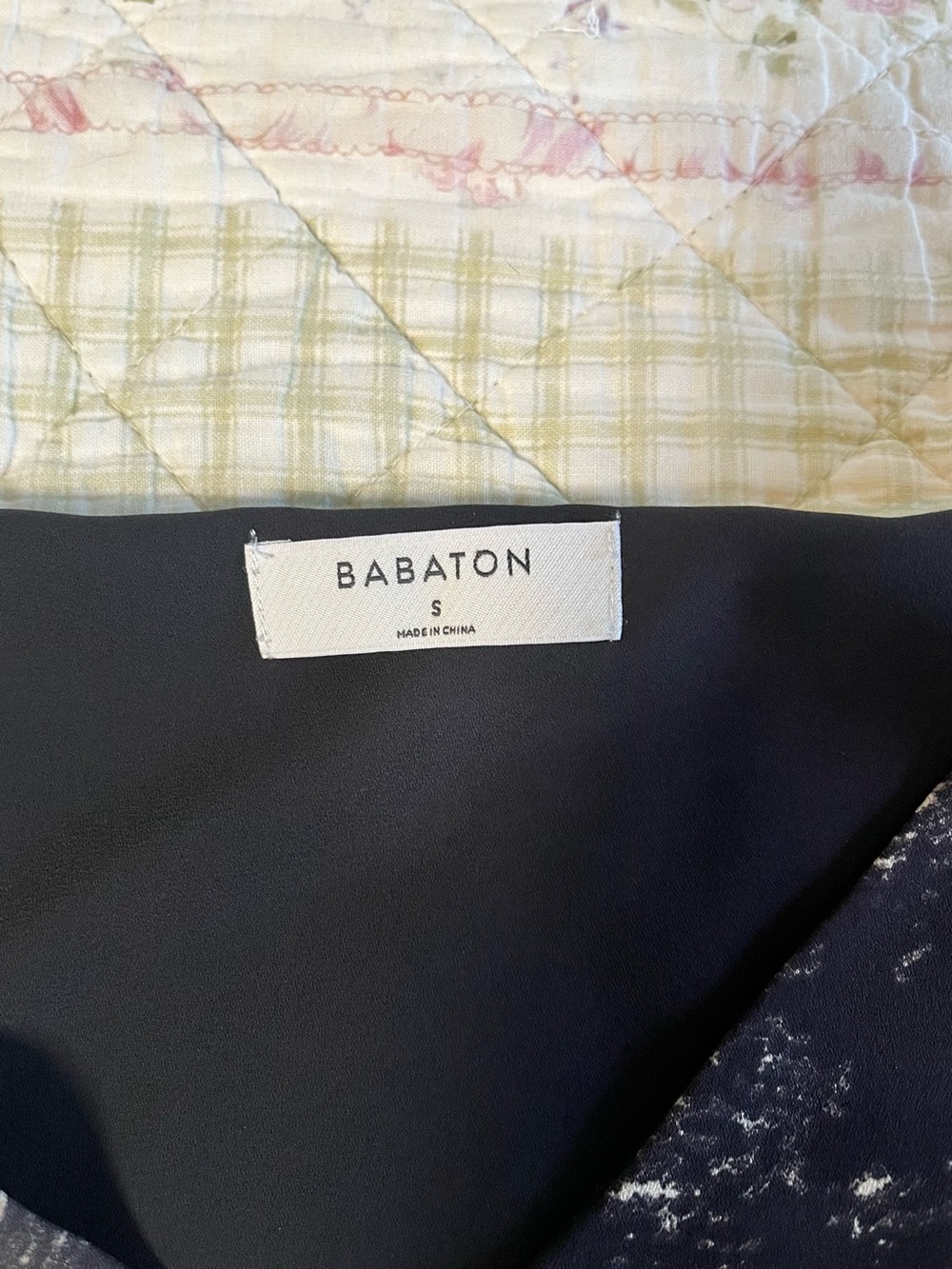 Aritzia Babaton Murphy Sleeveless Blouse V-Neck Abstract Print Small - Picture 3 of 7